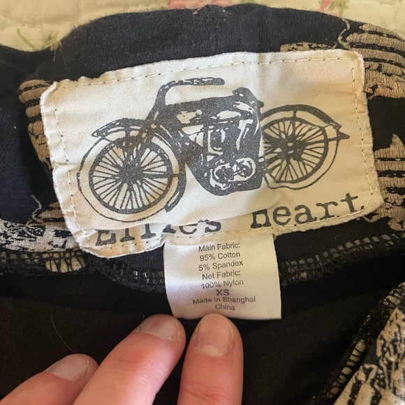 Elegant Black Patterned Skirt - Picture 2 of 2